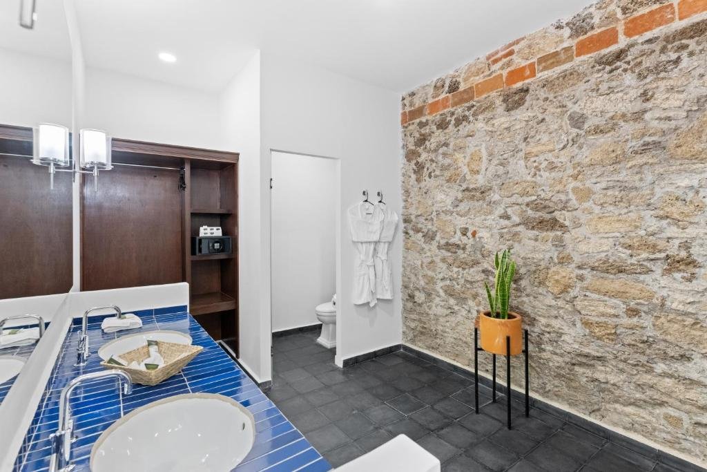 CASA HAUS HOTEL PUEBLA CENTRO HISTO-guestroom-BATHROOM.jpg