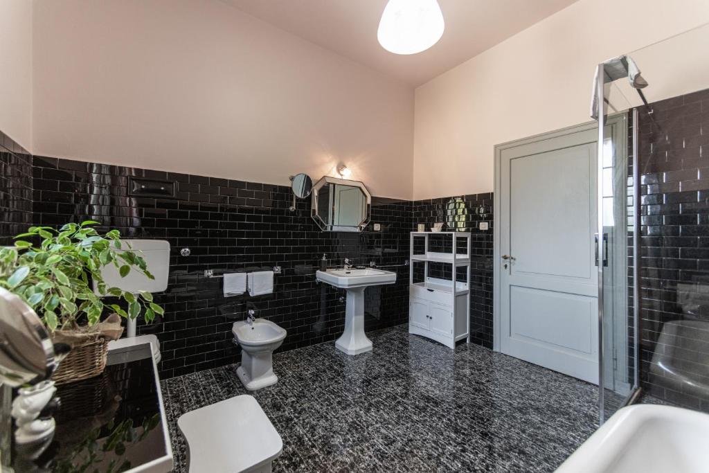VILLA CLEMENTINA PROSECCO COUNTRY H-guestroom-BATHROOM.jpg
