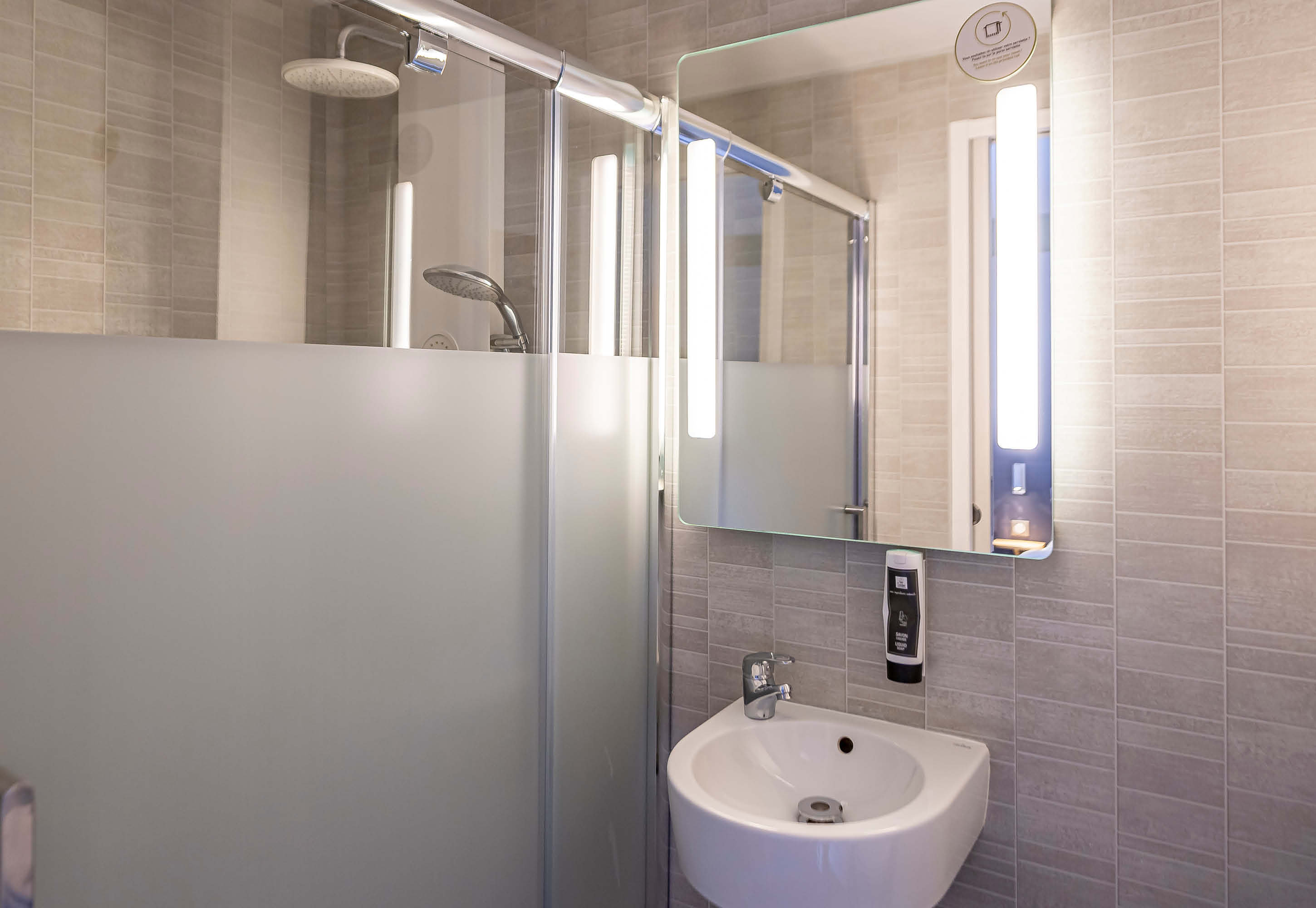 B&B HOTEL BORDEAUX LE HAILLAN-guestroom-Hotel Bordeaux Le Haillan Bathroom.jpg