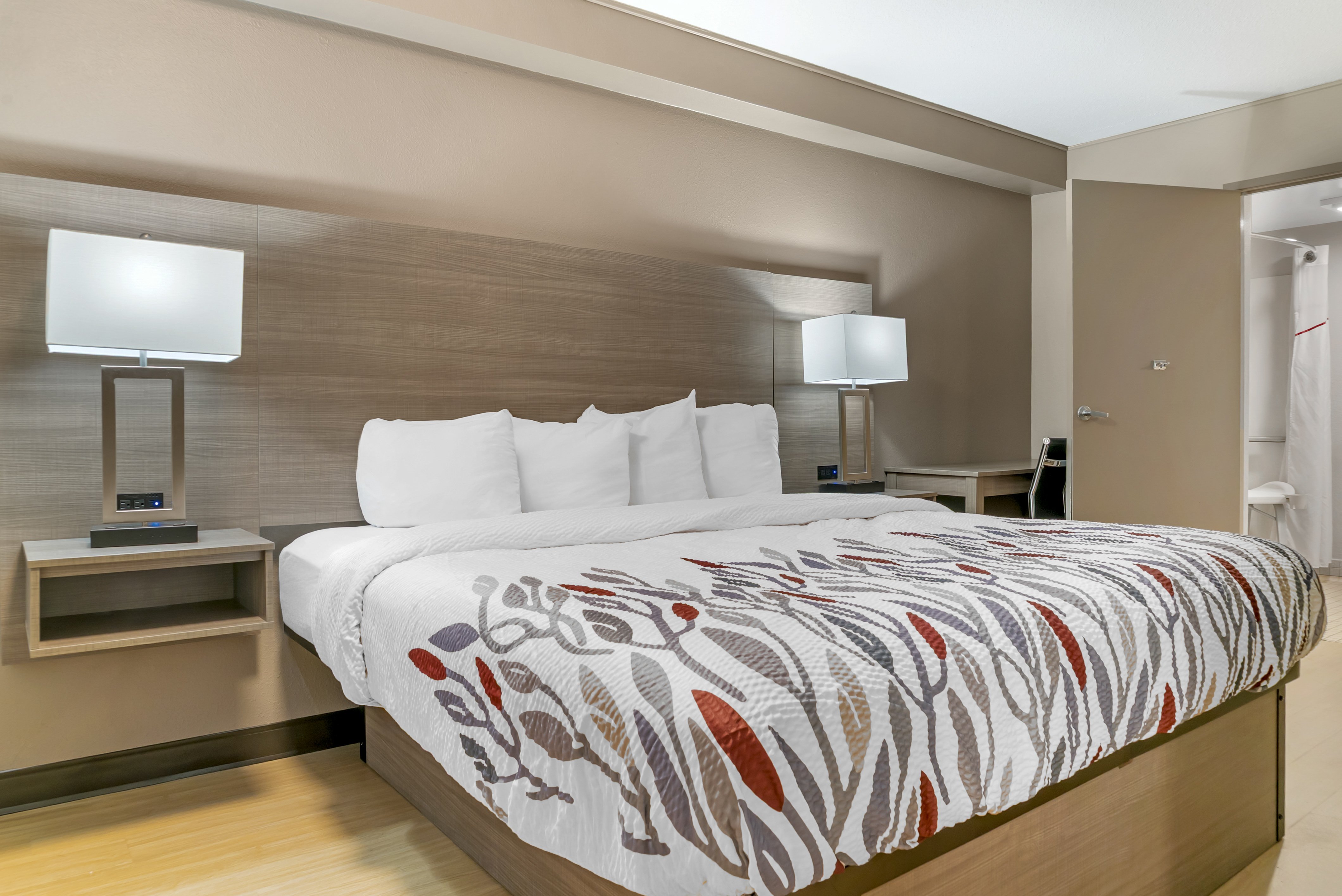 RED ROOF DETROIT ROCHESTER HILLS-guestroom-RRI NS ADA Deluxe King Roll In Shower PRO Approved NADKR.jpg