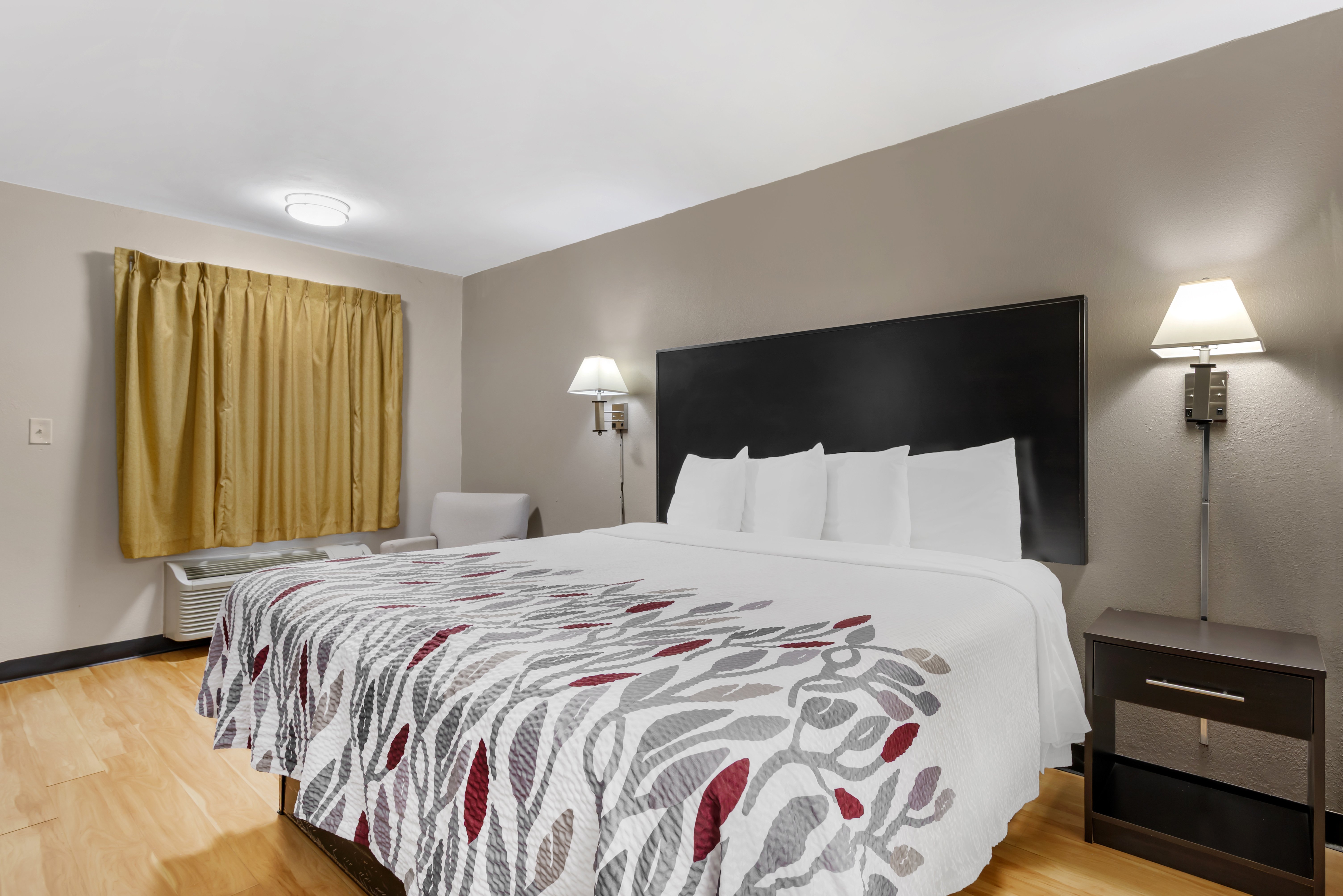 RED ROOF ATLANTA-KENNESAW STATE UNI-guestroom-RRI S Superior King Micro PRO Approved SPKM.jpg