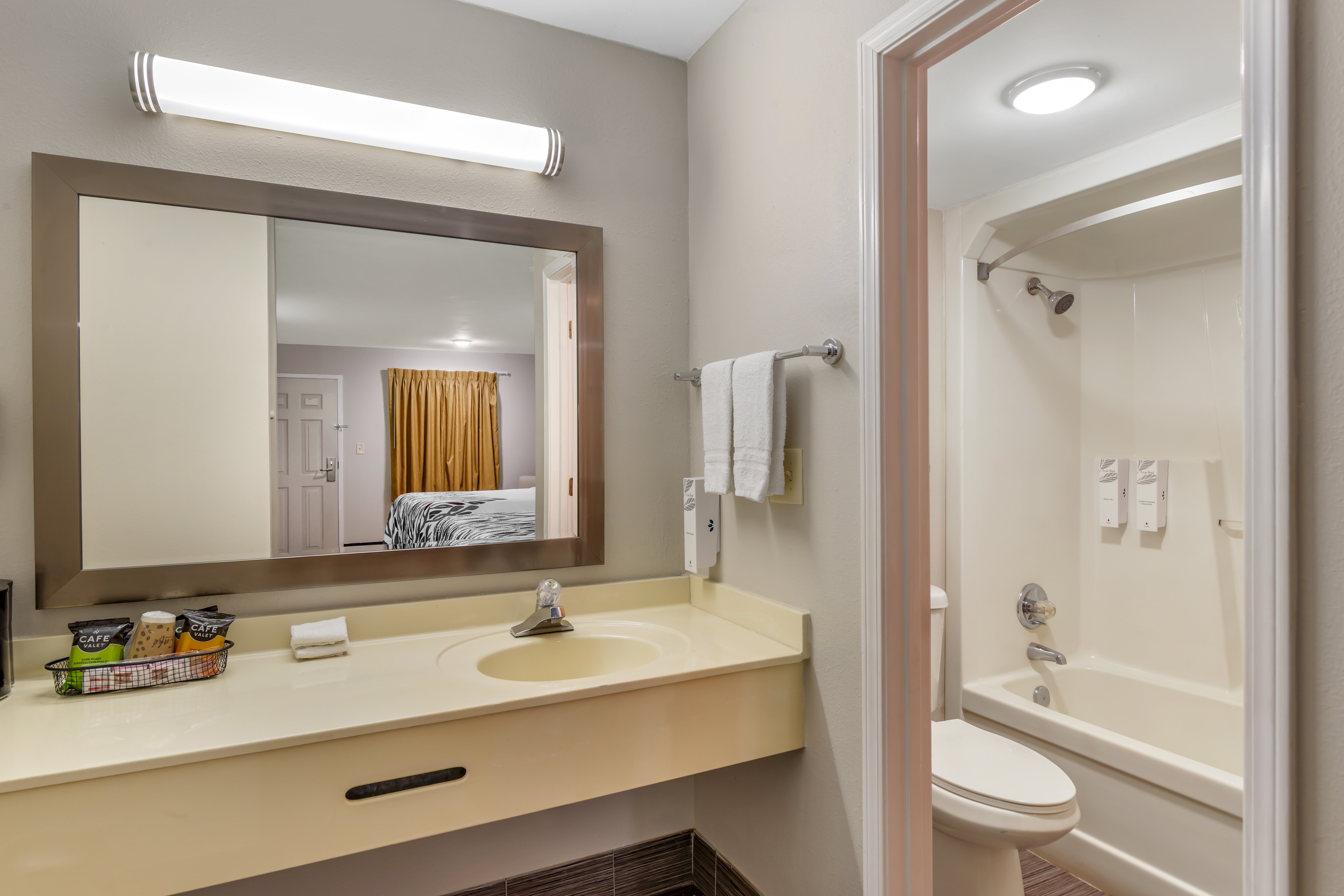 RED ROOF ATLANTA-KENNESAW STATE UNI-guestroom-RRI Bathroom PRO Approved.jpg