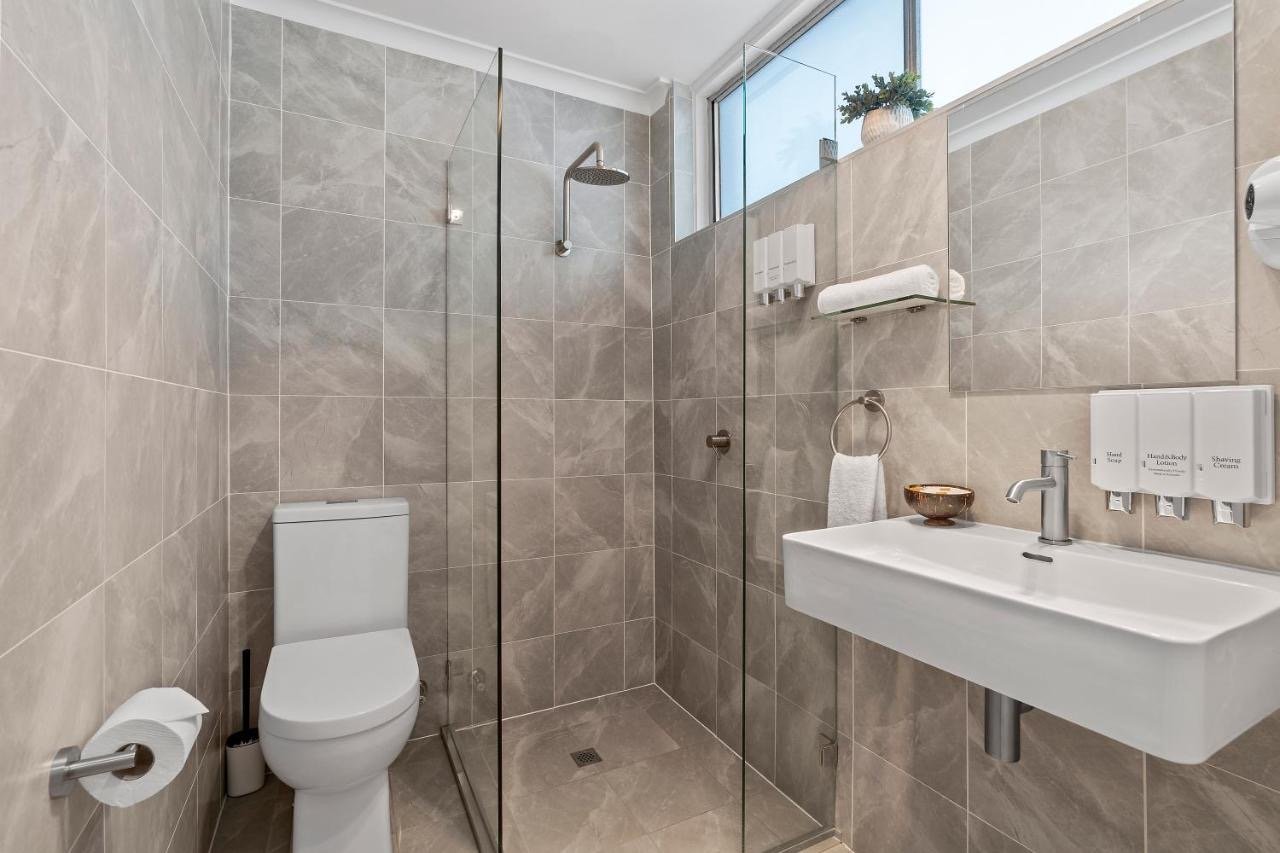 MOLLYMOOK MOTEL-guestroom-Bathroom.jpg