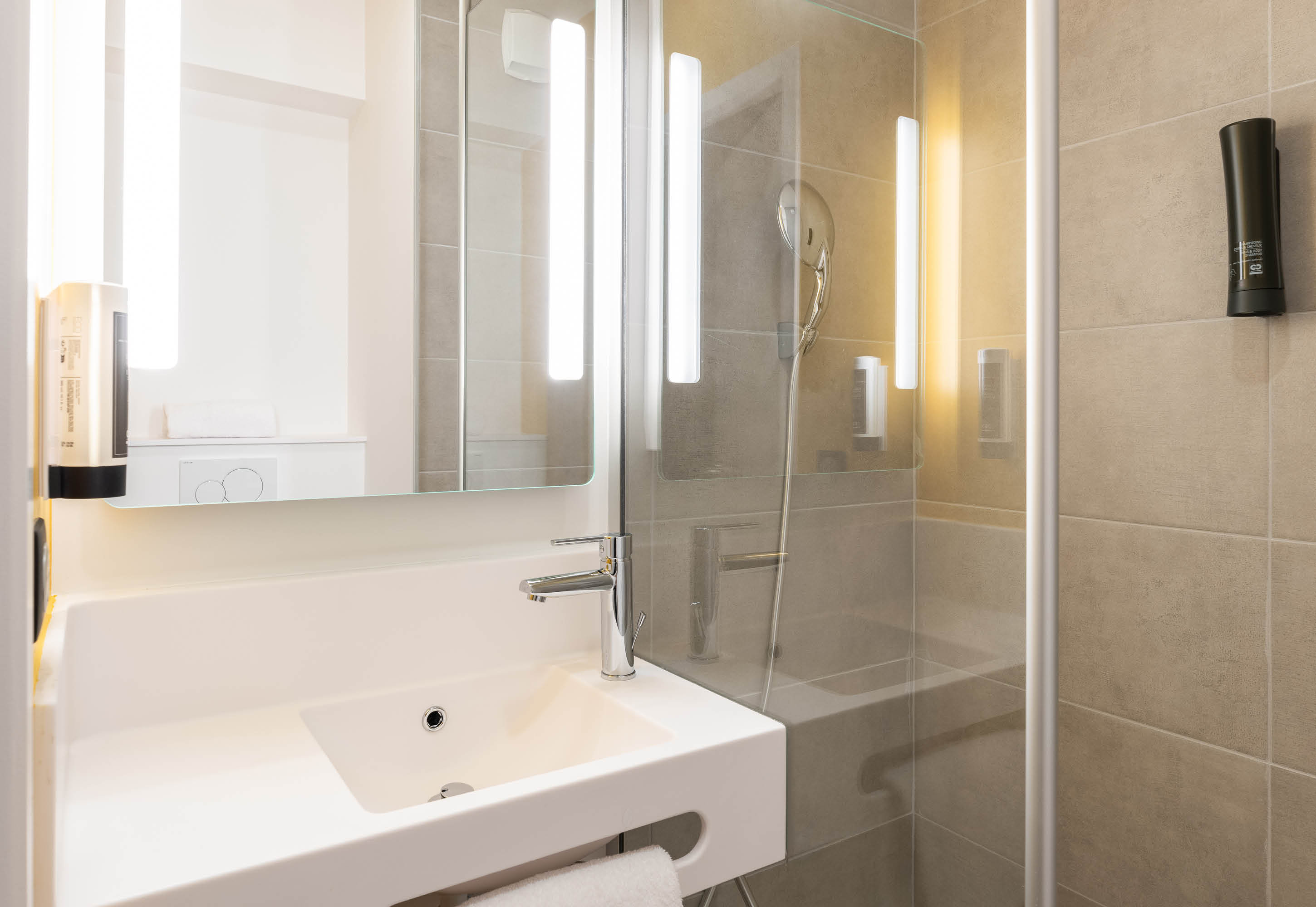 B&B HOTEL MASSIEUX GENAY-guestroom-Hotel Massieux Genay Bathroom.jpg