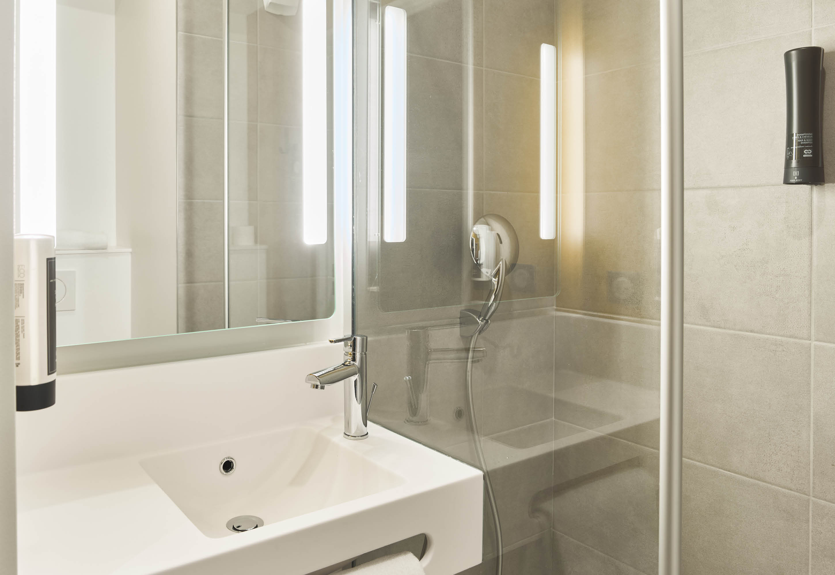 B&B HOTEL VERSAILLES ROCQUENCOURT-guestroom-Hotel Versailles Rocquencourt Bathroom.jpg