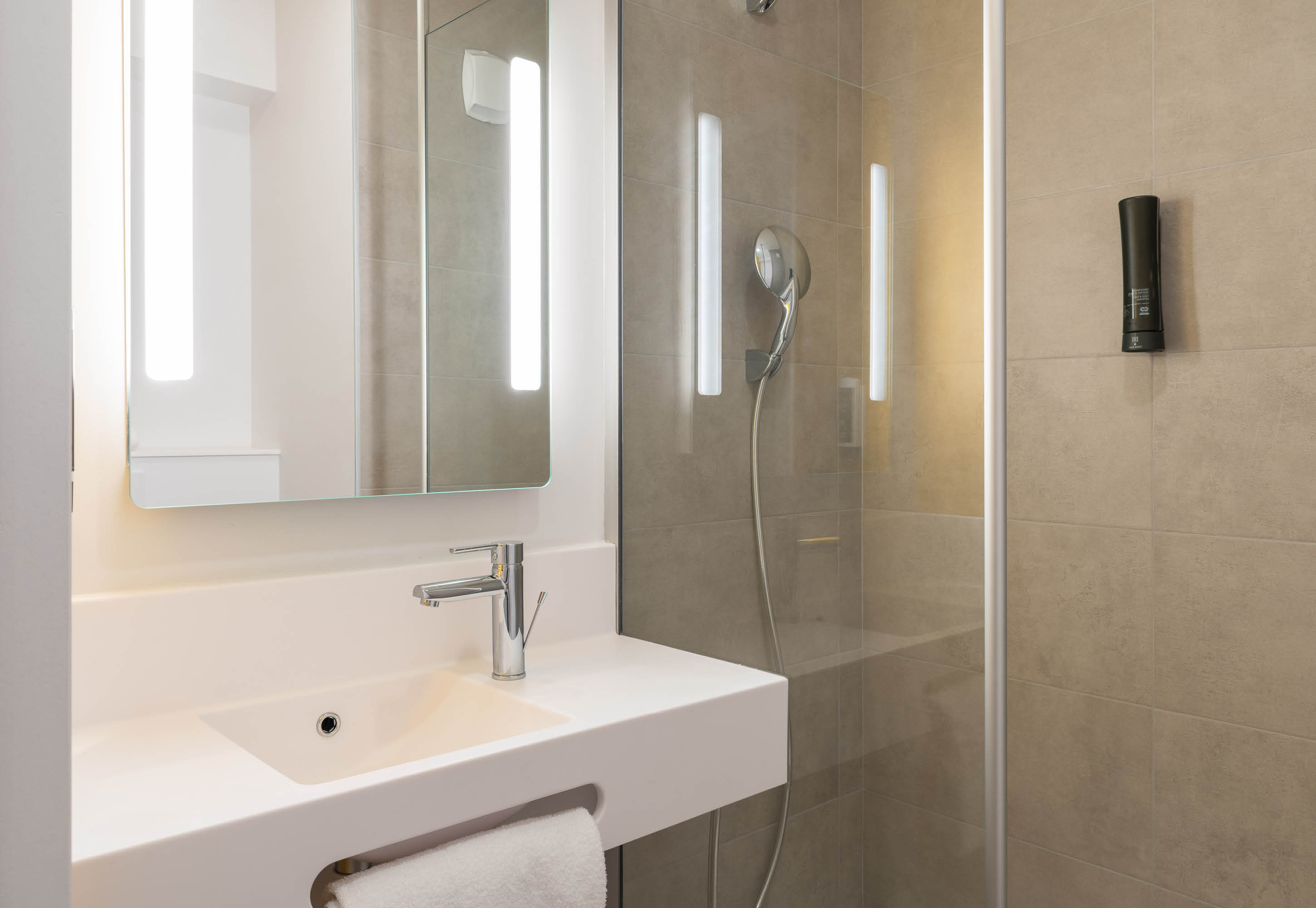 B&B HOTEL VILLEFRANCHE-SUR-SAONE SU-guestroom-Hotel Villefranche Sur Saone Sud Bathroom.jpg