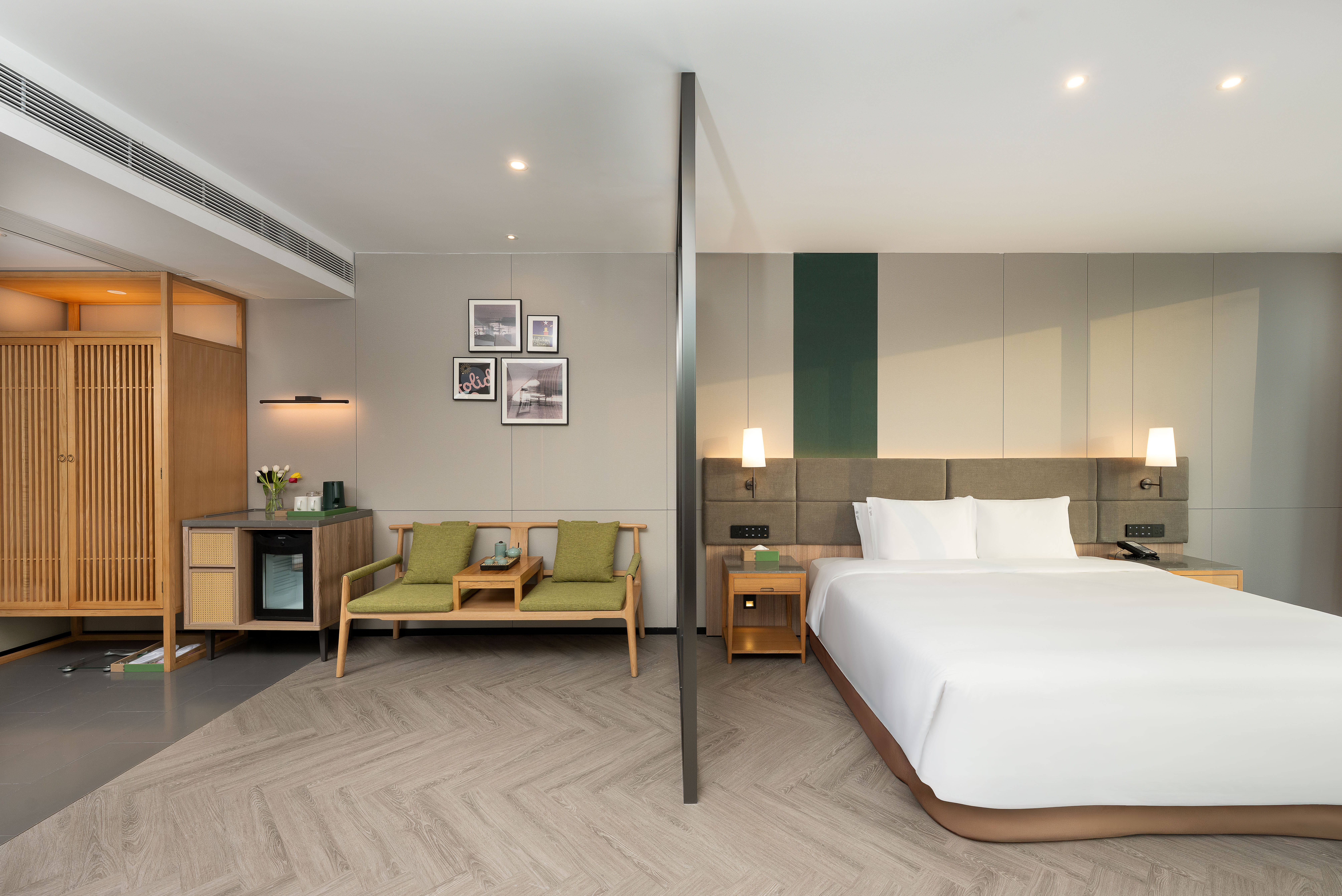 HOLIDAY INN ZHUJIANG NEW TOWN-guestroom-	1 King Premium.jpg