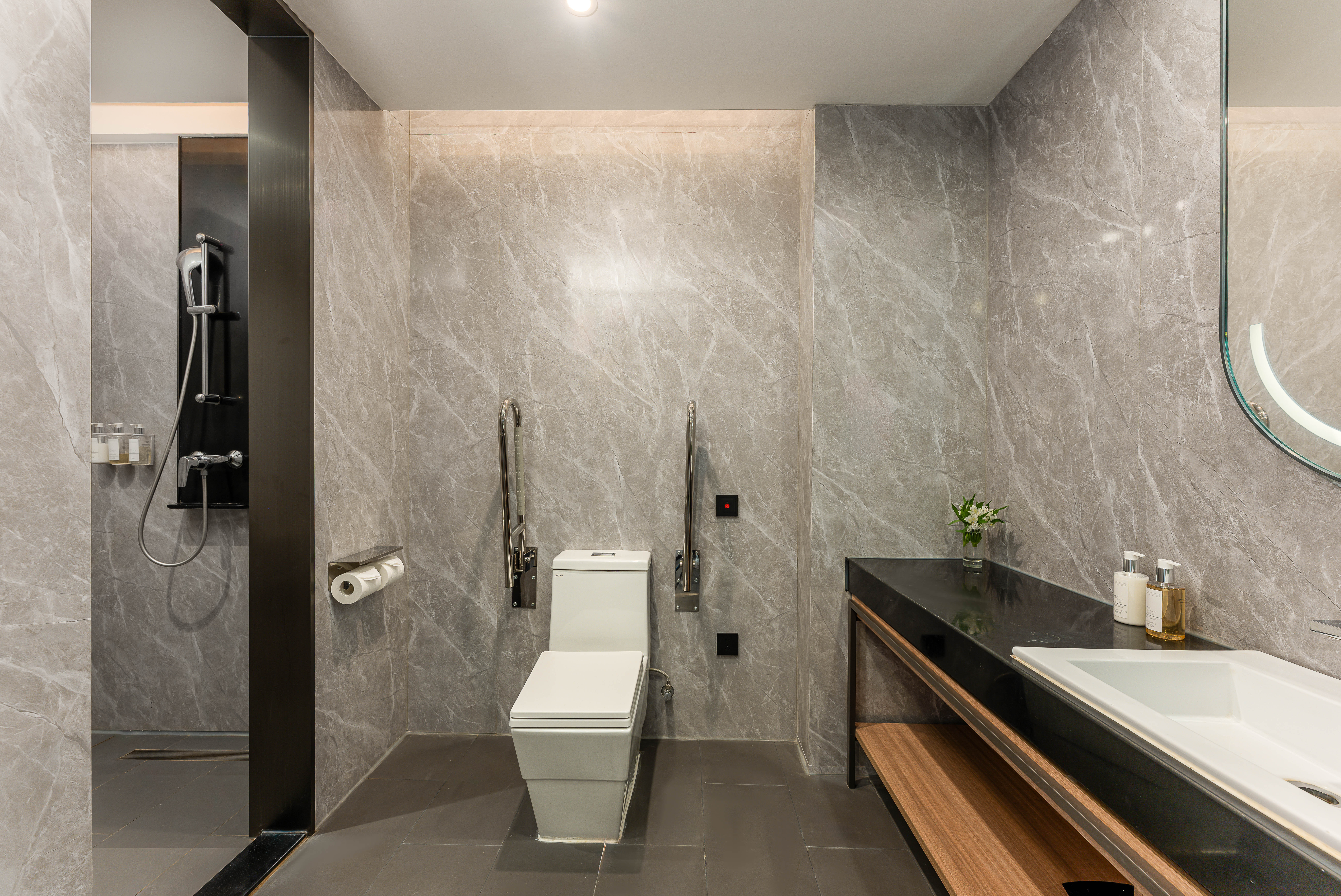 HOLIDAY INN ZHUJIANG NEW TOWN-guestroom-Wheelchair Accessible.jpg