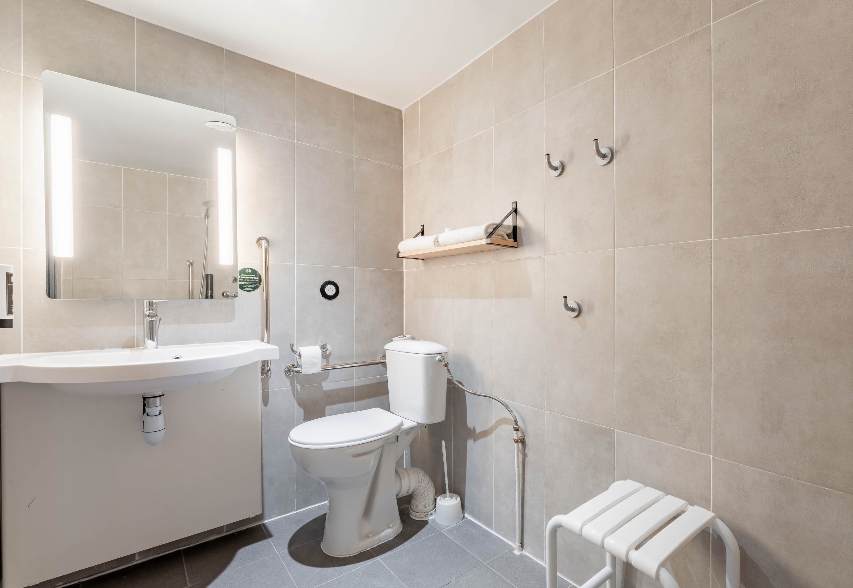 B&B HOTEL VALENCIENNES SUD-guestroom-BATH.jpg