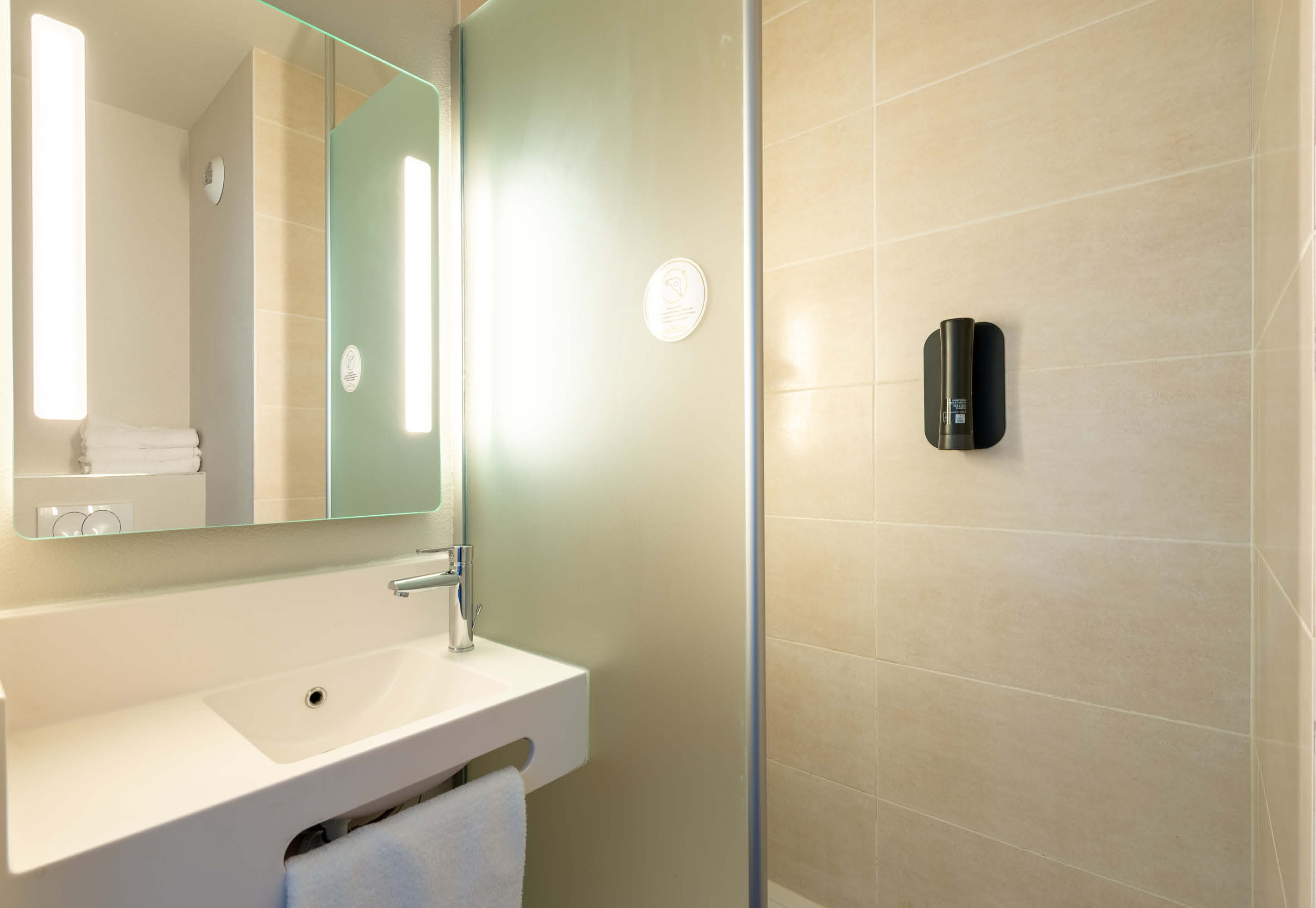 B&B HOTEL MONTELIMAR SUD-guestroom-Hotel Montelimar Sud Bathroom.jpg