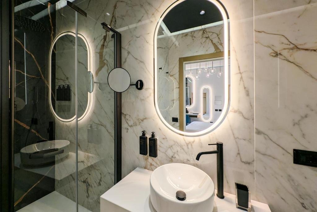 HOTEL NAUTILUS EXCELSIOR-guestroom-BATHROOM.jpg