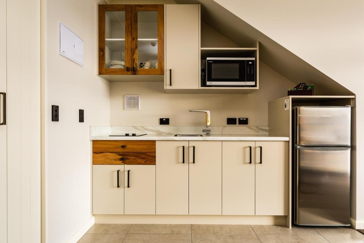Pebble Beach Motor Inn-guestroom-Kitchen.jpg