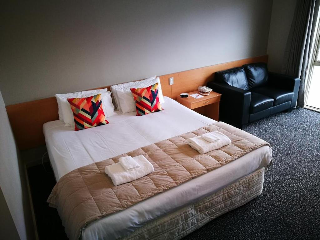 Shoreline Motel Napier-guestroom-Economy Room.jpg