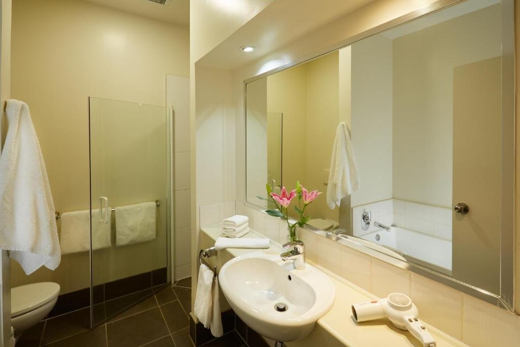 Shoreline Motel Napier-guestroom-Superior Bathroom.jpg