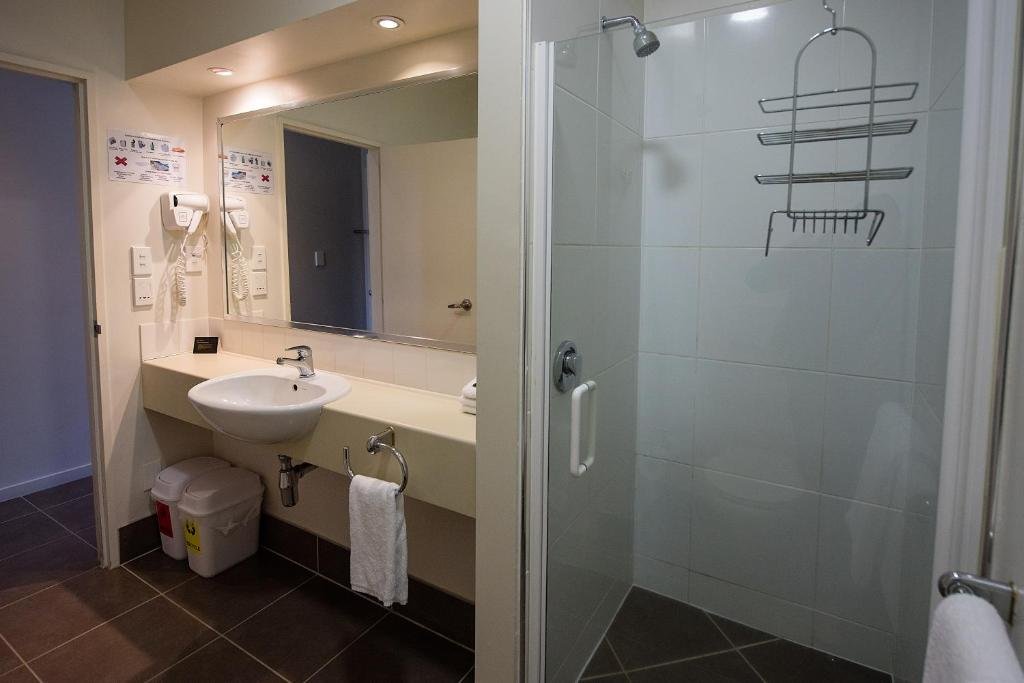 Shoreline Motel Napier-guestroom-Bedroom Ensuite.jpg