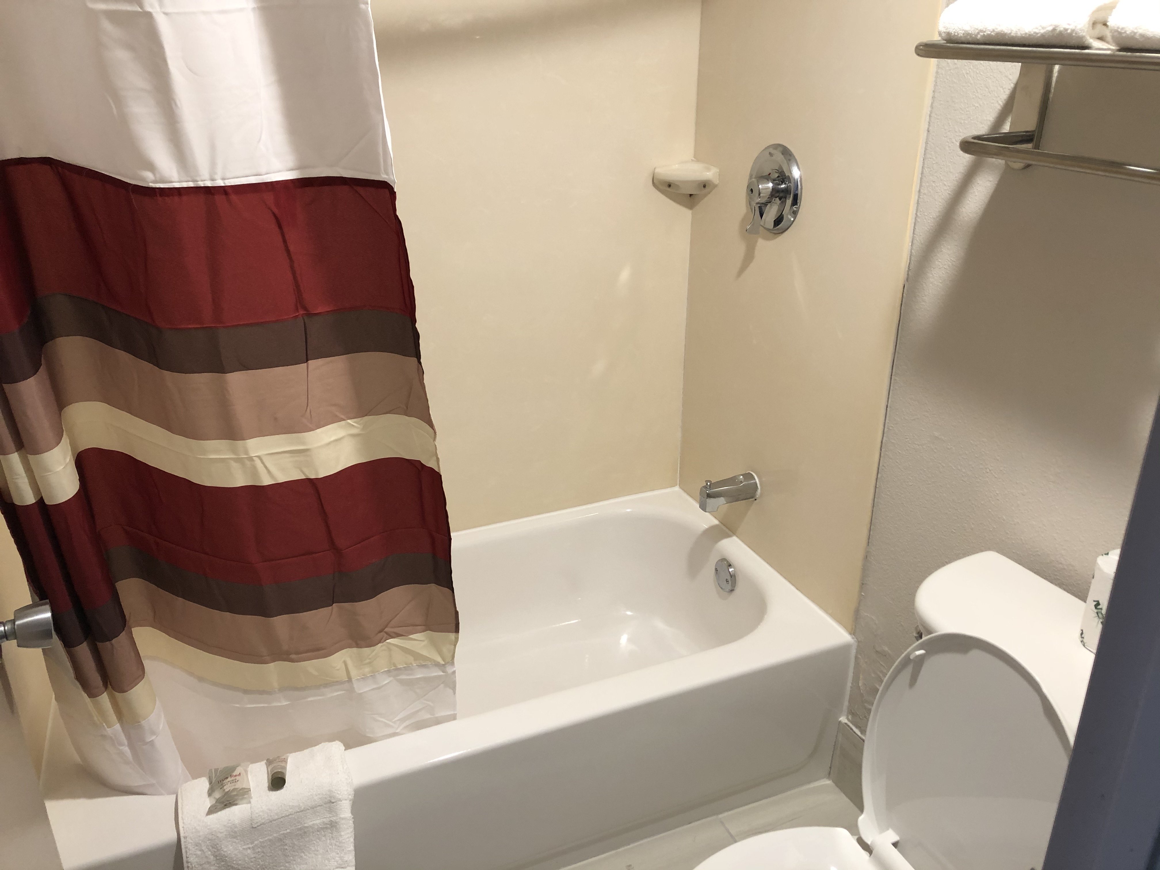 RED ROOF GREENVILLE, NC-guestroom-bath.jpg