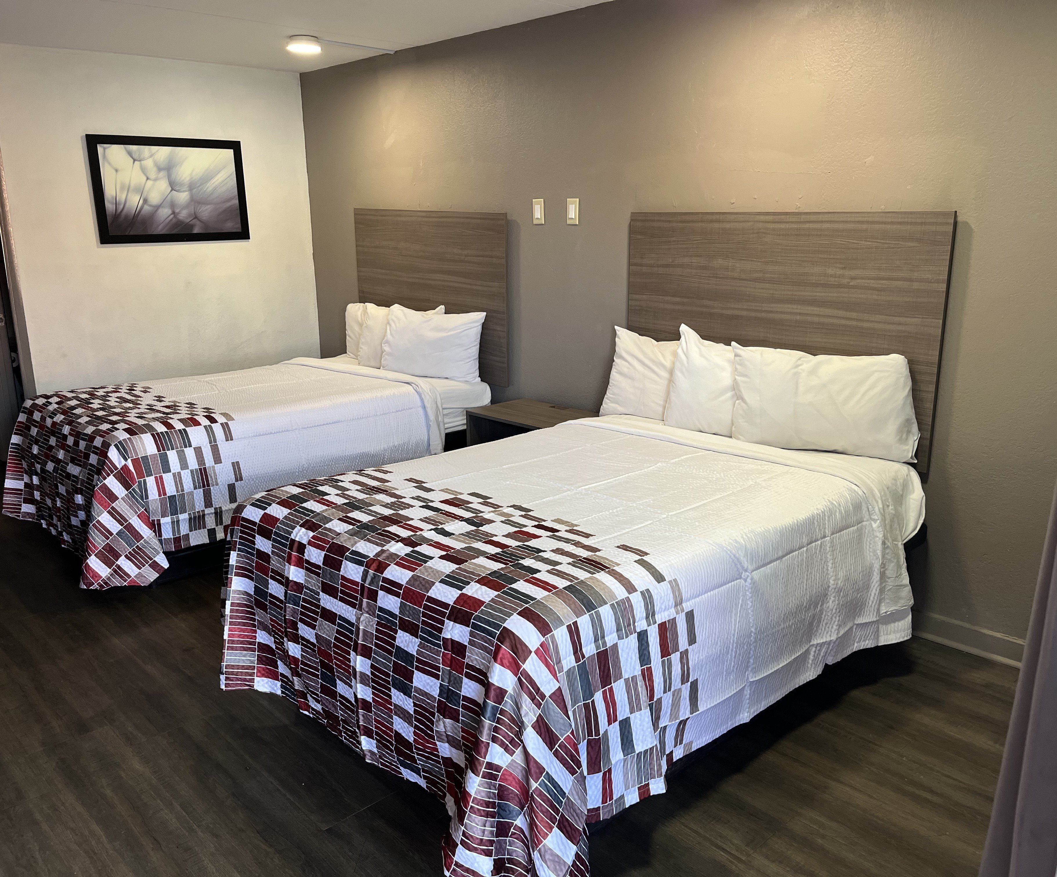 RED ROOF GREENVILLE, NC-guestroom-RRI NS Deluxe Full Micro TEMP Approved NDFM.jpg