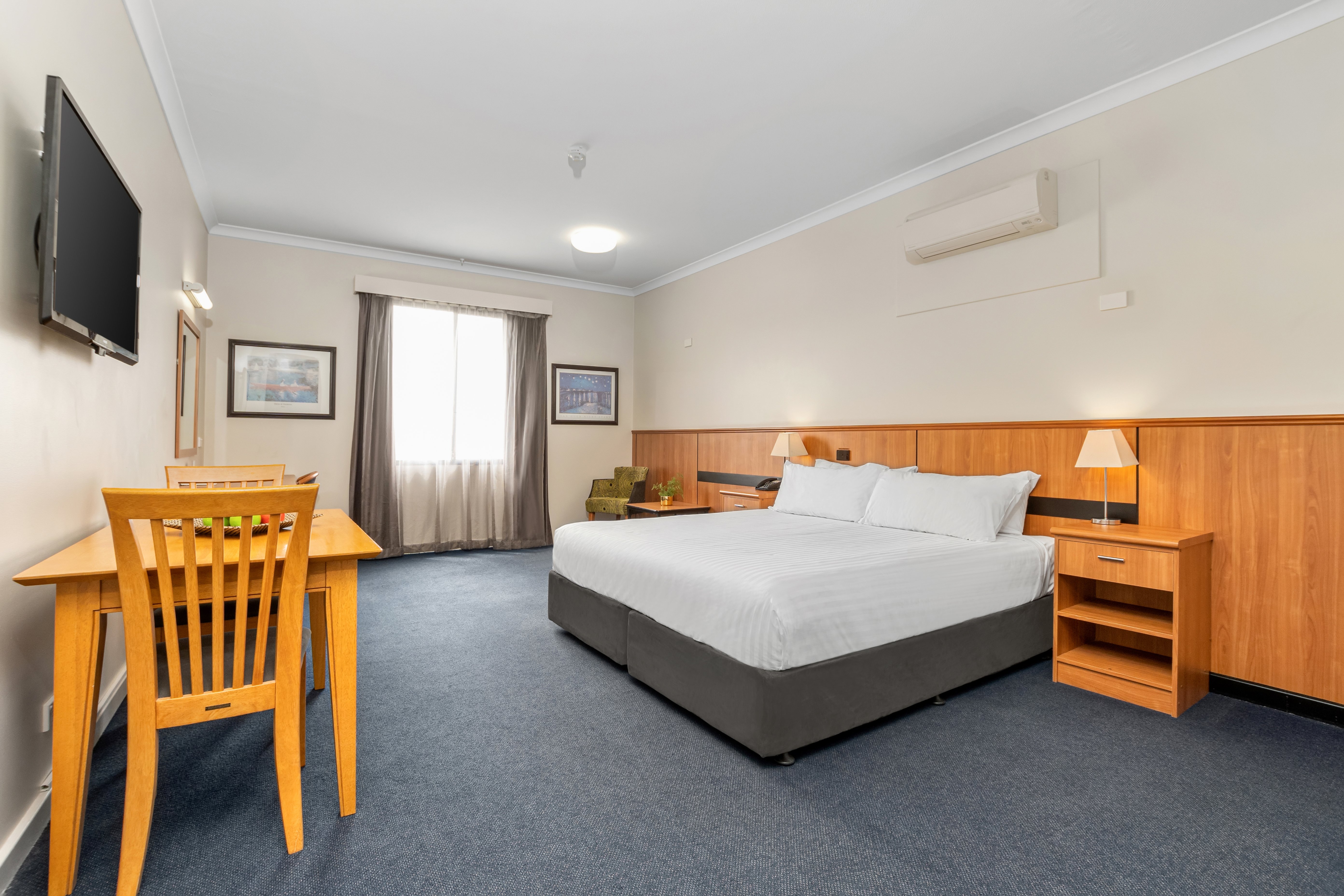 Metro Hotel Perth City-guestroom-Premium King.jpg