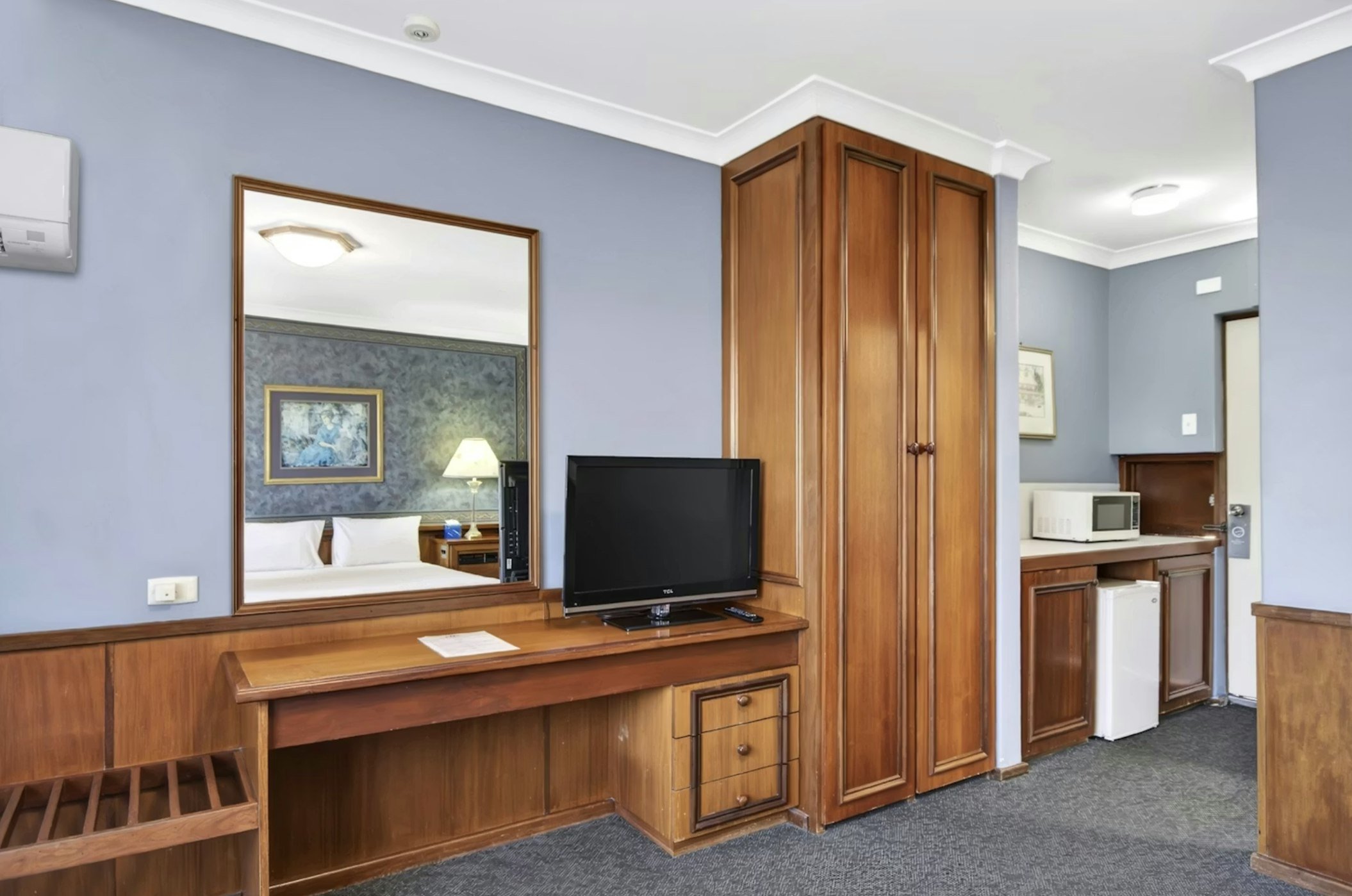 The Clifton Motel-guestroom-Queen Room two.jpg