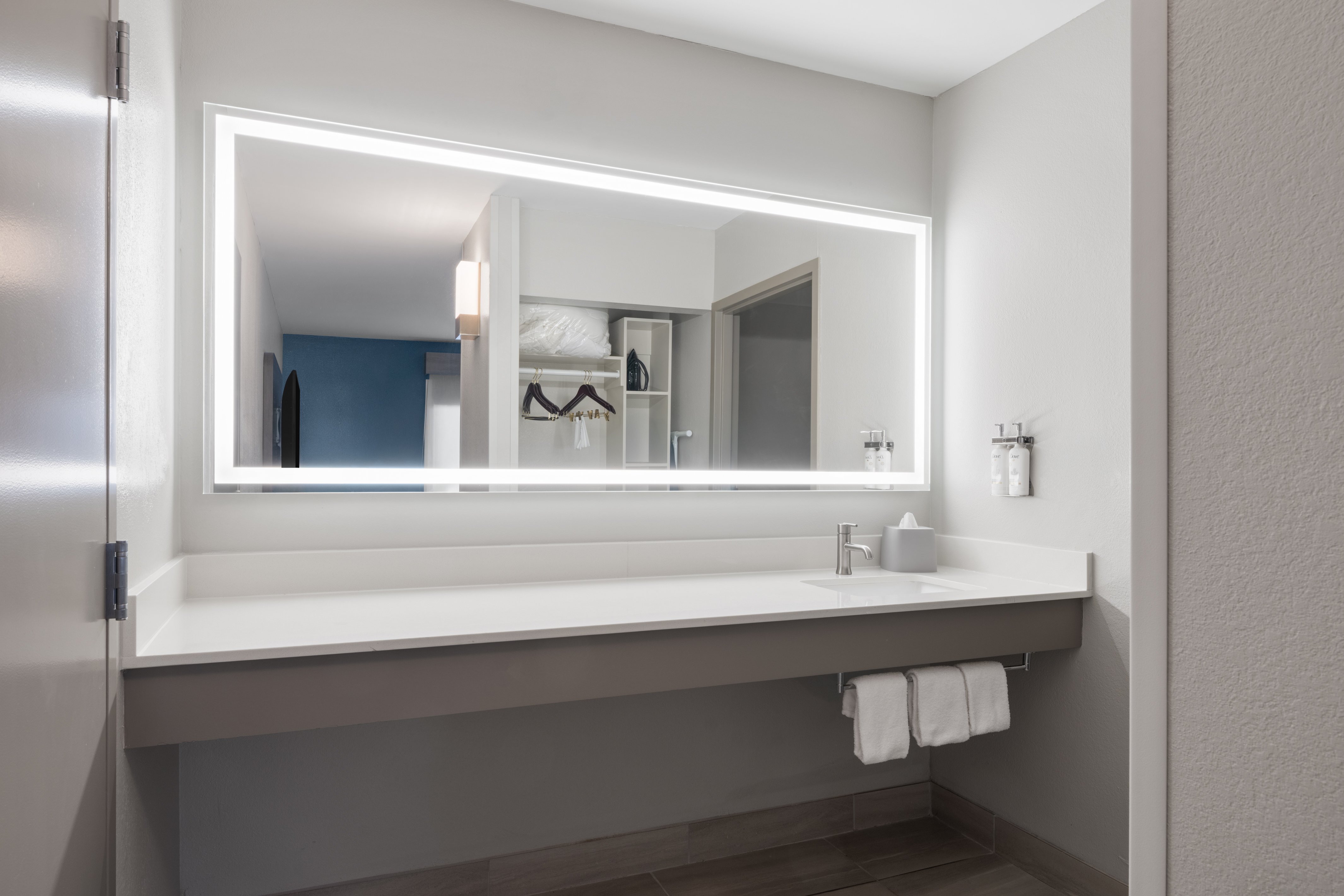 HOLIDAY INN EXP TIFTON BY IHG-guestroom-King Suite Bathroom.jpg