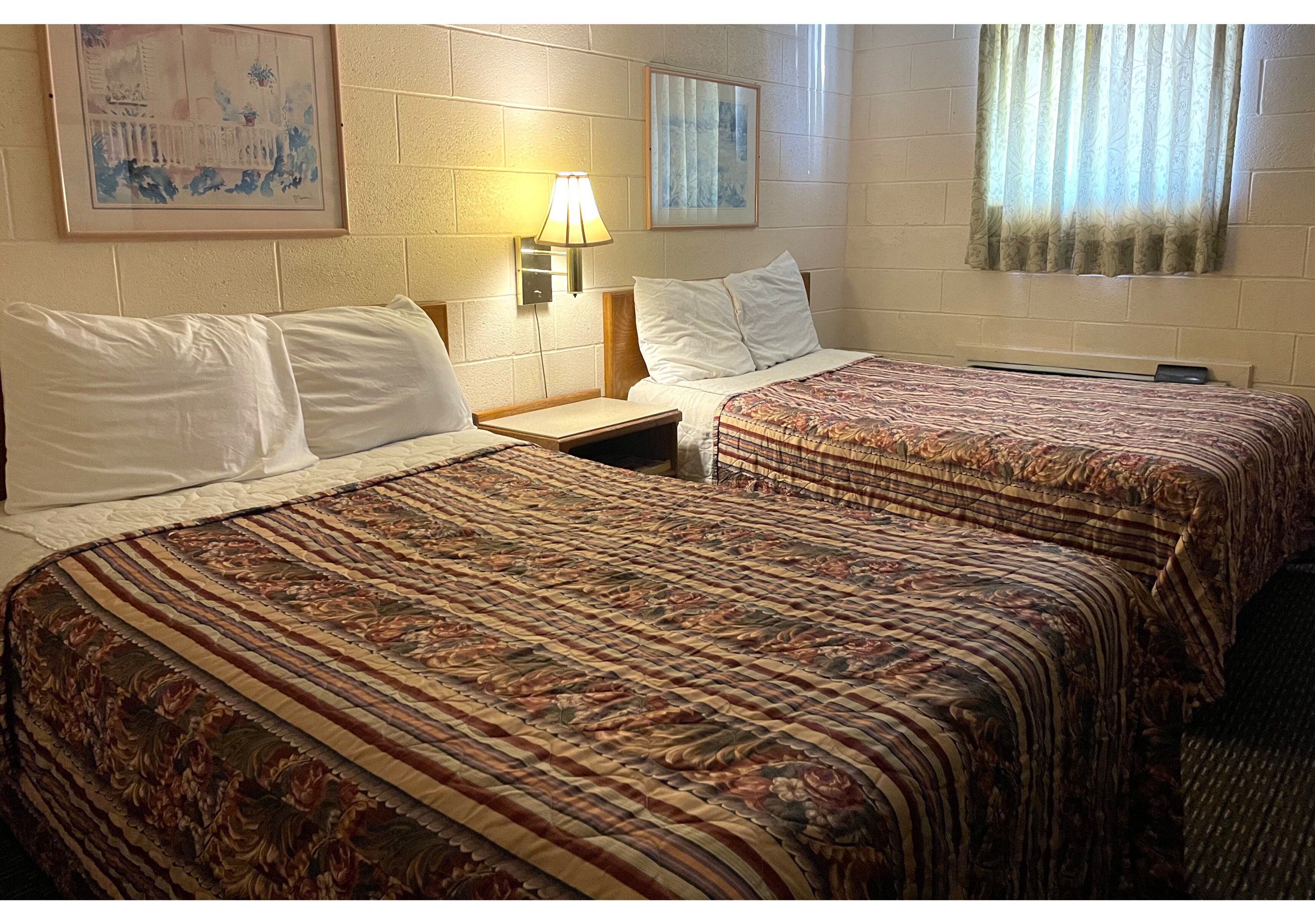 Skyline Motel-guestroom-Room.jpg