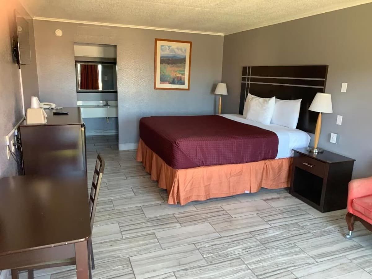 Executive Inn Beeville US 181-guestroom-Room.jpg