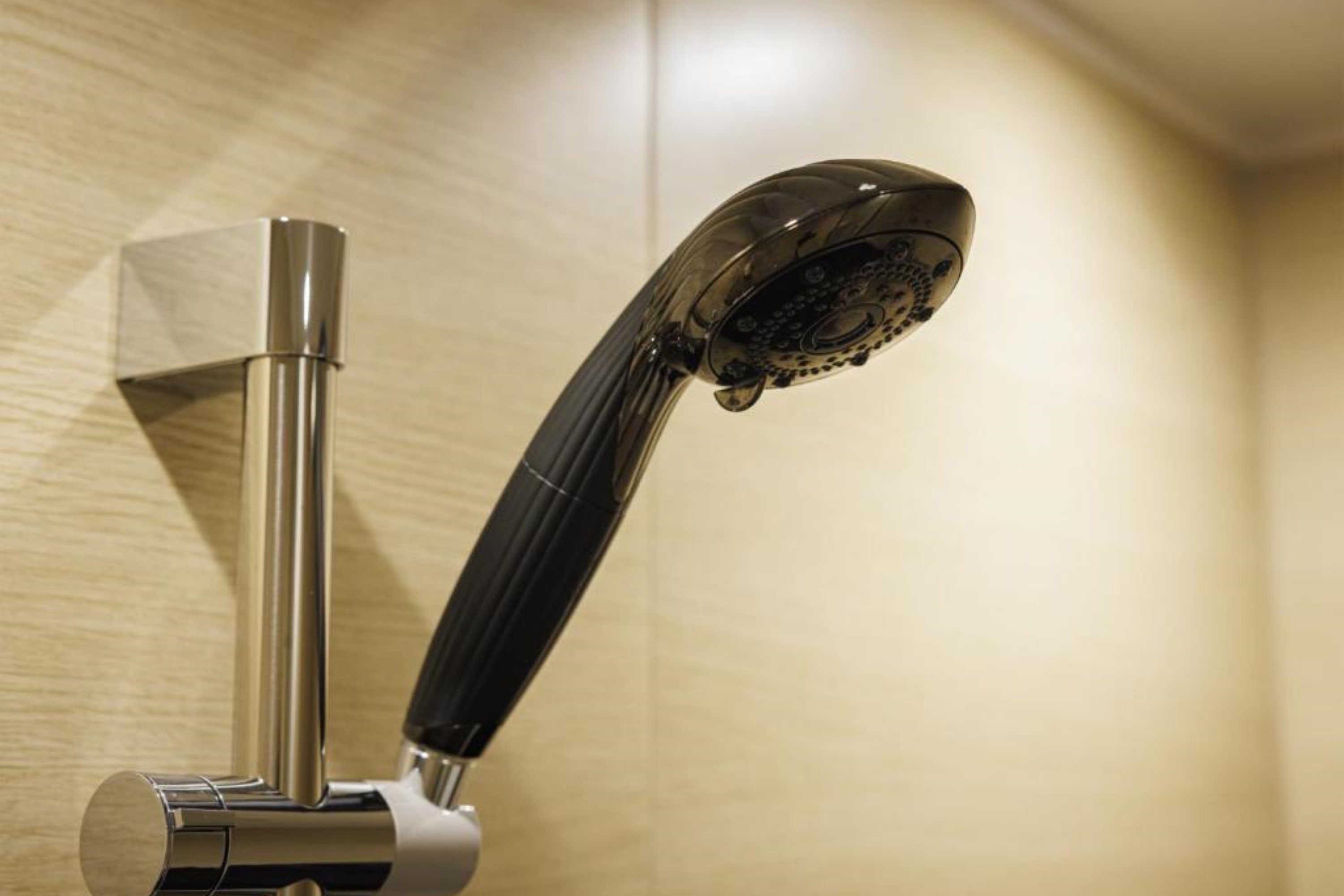 ORIENTAL UNIVERSAL CITY-guestroom-Shower.jpg