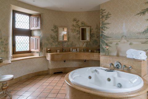 bathroom ()