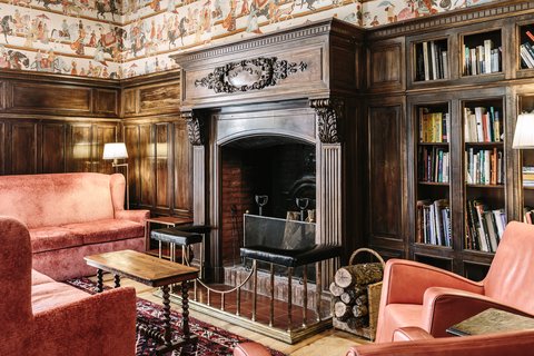 living room ()