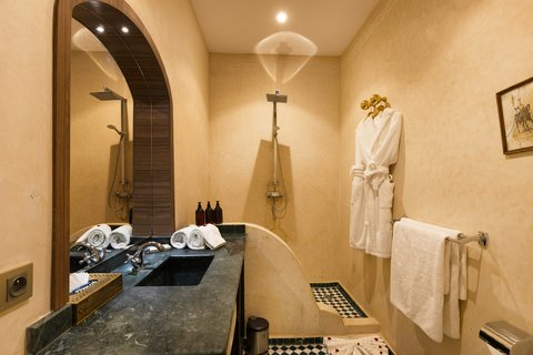 DELUXE DOUBLE ROOM BATHROOM