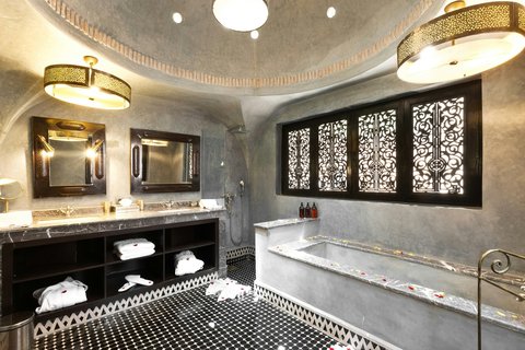 LODGE DELUXE SUITE BATHROOM VIEW