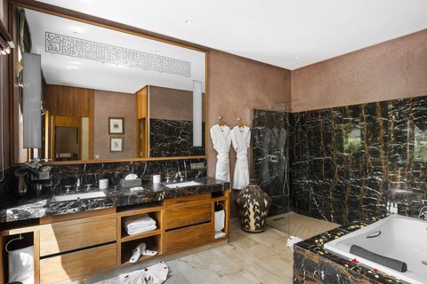 BATHROOM MASTER SUITE 