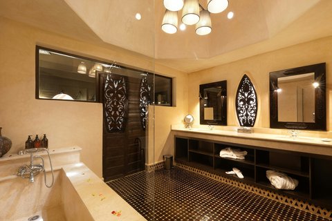 LODGE DELUXE SUITE BATHROOM