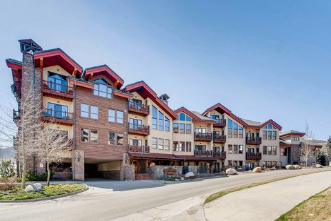 Black Bear Lodge Summer Exterior