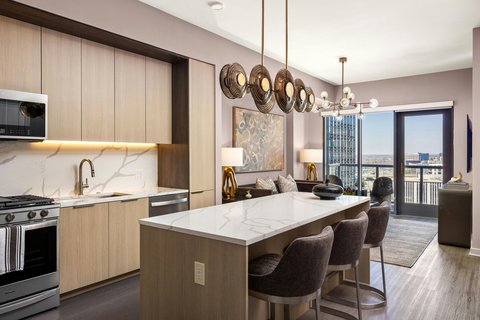 Fully Stocked Kitchen & Island Quartz Counter