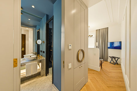 Queen Bed Guest Room