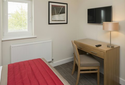 1bedroom apartment Desk and TV