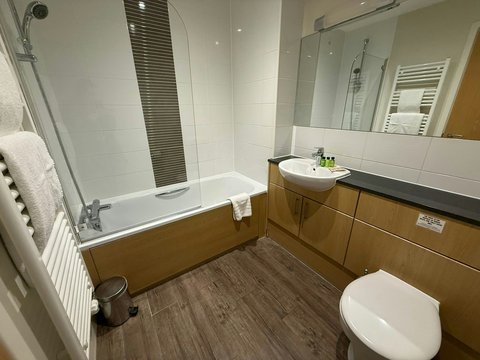 Main bathroom 2bedroom apartment