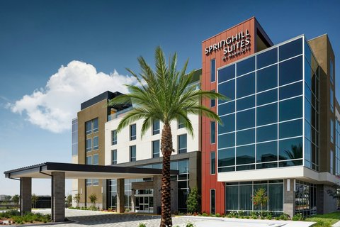Hotel Exterior and Entrance