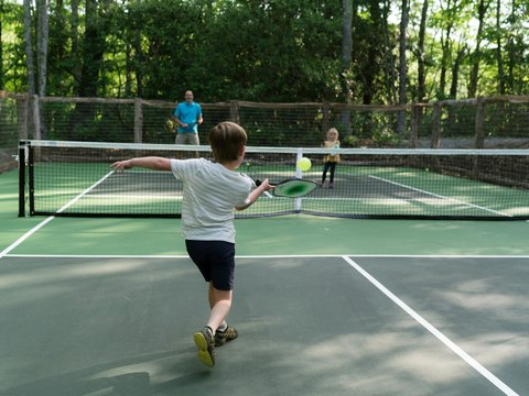 Tennis court ()