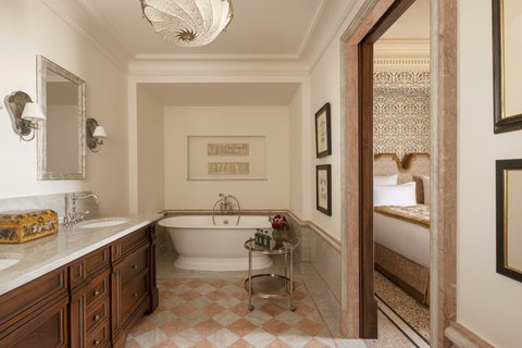 One Bedroom Suite ()