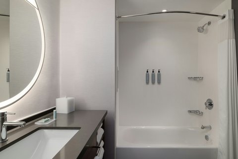 Bathroom Tub 1Z6A9176