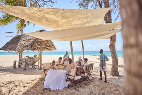 Thanda Island Dining Family Style Beach lunch Hywell Waters ret