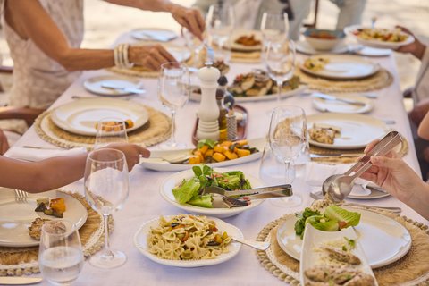 Thanda Island Dining Fmaily Style Hywell Waters ret