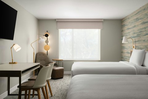 2 Queen room, desk and chair