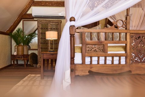 Thanda Island Accommodation Banda Handcarved Tanzanian Craftsmanship Hywell Waters