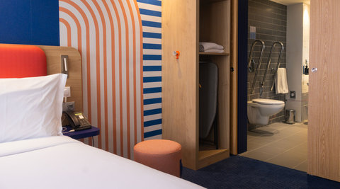 Queen Room Accessible