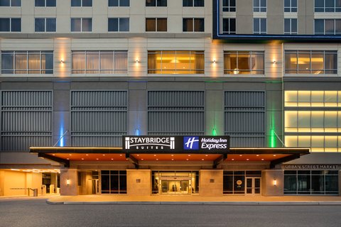 Arrive with ease at our downtown Houston hotel entrance.