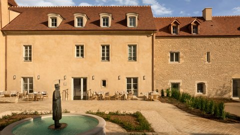 Le Clos - Outdoor Courtyard