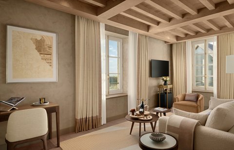 Rotonde Signature Suite @John Athimaritis ()